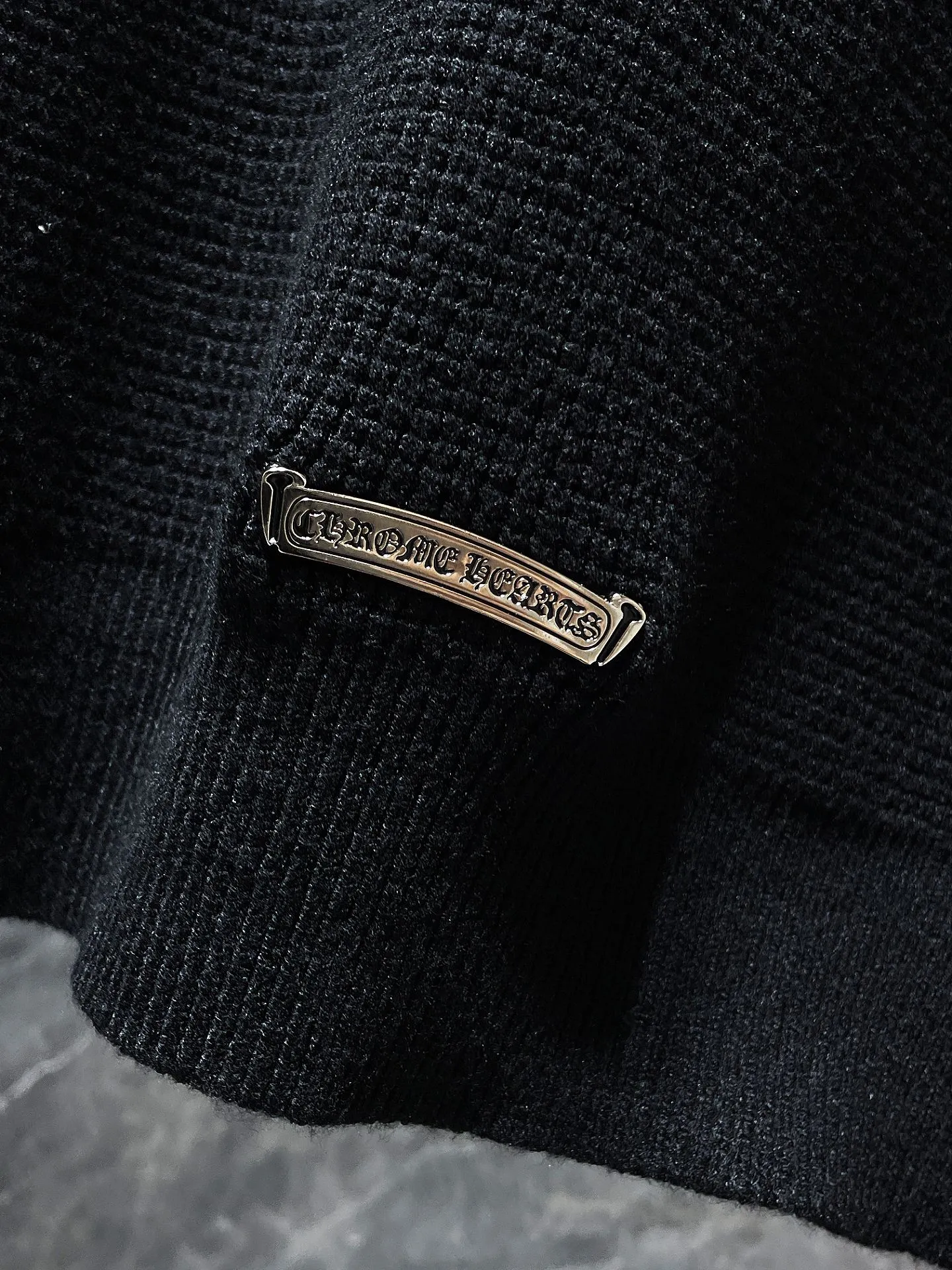 P236 Chrome Hearts 🍁Autumn and winter sweater series🍁 Customized version of hardware logo on the back➕leather cuffs Selected high-quality 100% pure cotton high-weight knitted fabric Special weaving technology Non-common version on the market Recommended colors: black avocado green